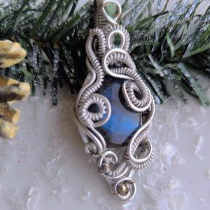 Colgante Artesanal de Invierno · Labradorita Azul en Aluminio