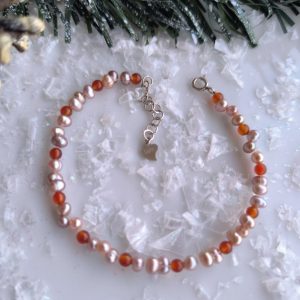 Pulsera de Perlas de Agua Dulce en Tonos Morados y Cornalina Natural