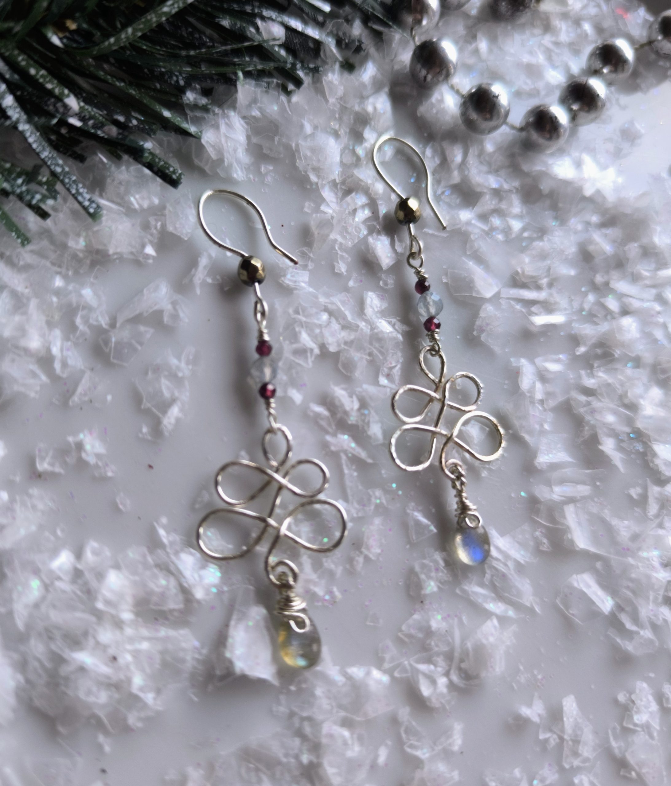 Pendientes Artesanales Árbol de Navidad con Labradorita y Granate