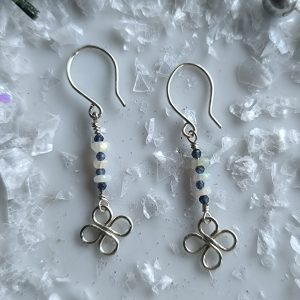 Pendientes Artesanales Trébol de Invierno · Ópalo Blanco y Zafiro