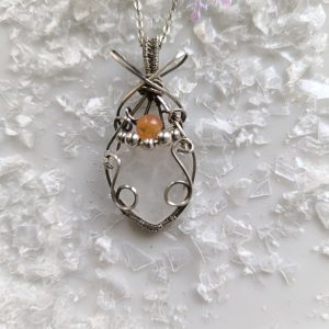 Colgante de Plata de Ley con Cuarzo Transparente y Piedra Solar