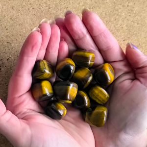 Ojo de Tigre Natural Pulido – Rodado 2 × 2 cm