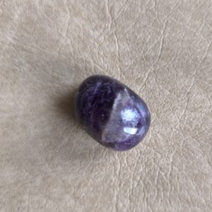 Amatista Natural Pulida – Rodado 2,5 × 1,8 cm