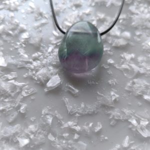 Colgante de Fluorita Natural con Cordón Negro y Cierre de Acero Inoxidable