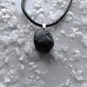 Colgante de Turmalina Negra Natural con Cordón Negro y Cierre de Acero Inoxidable