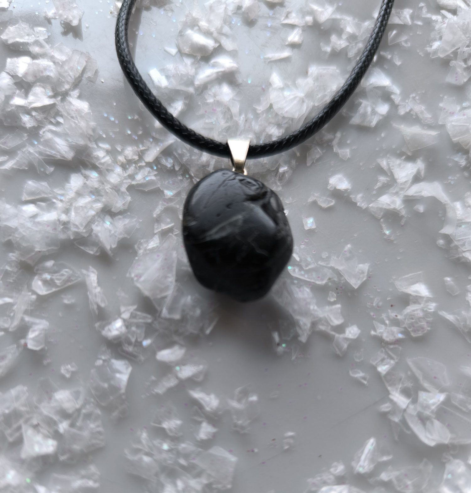 Colgante de Turmalina Negra Natural con Cordón Negro y Cierre de Acero Inoxidable