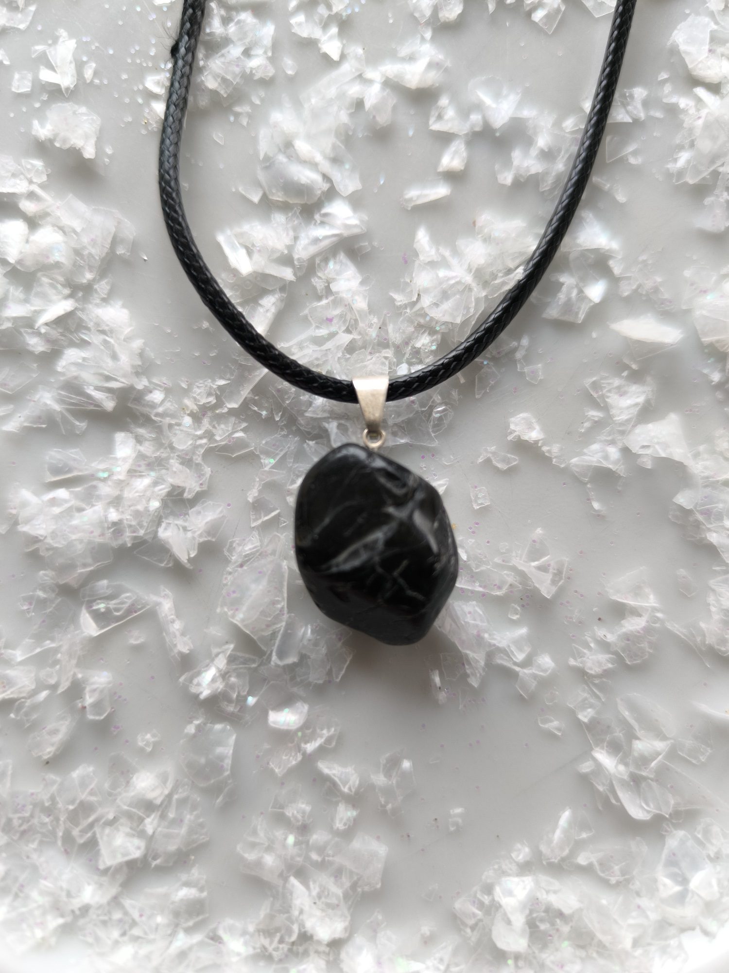 Colgante de Turmalina Negra Natural con Cordón Negro y Cierre de Acero Inoxidable - Imagen 2
