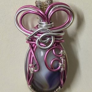 Colgante artesanal de Ágata Natural con vetas moradas | Joya hecha a mano· Aluminio y Plata