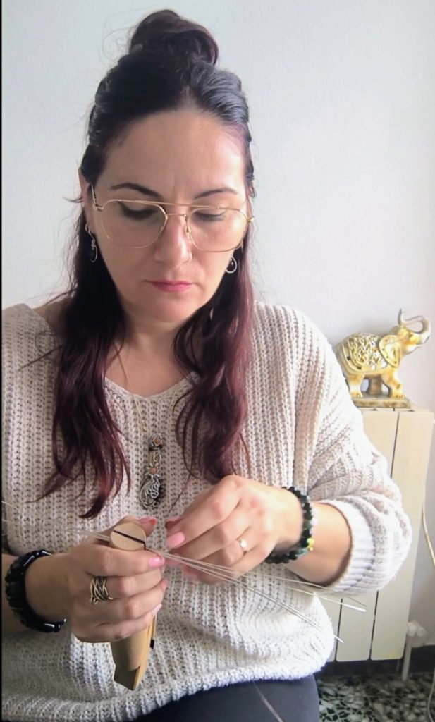 Roxi creando Joyas artesanales con piedras naturales en su taller
